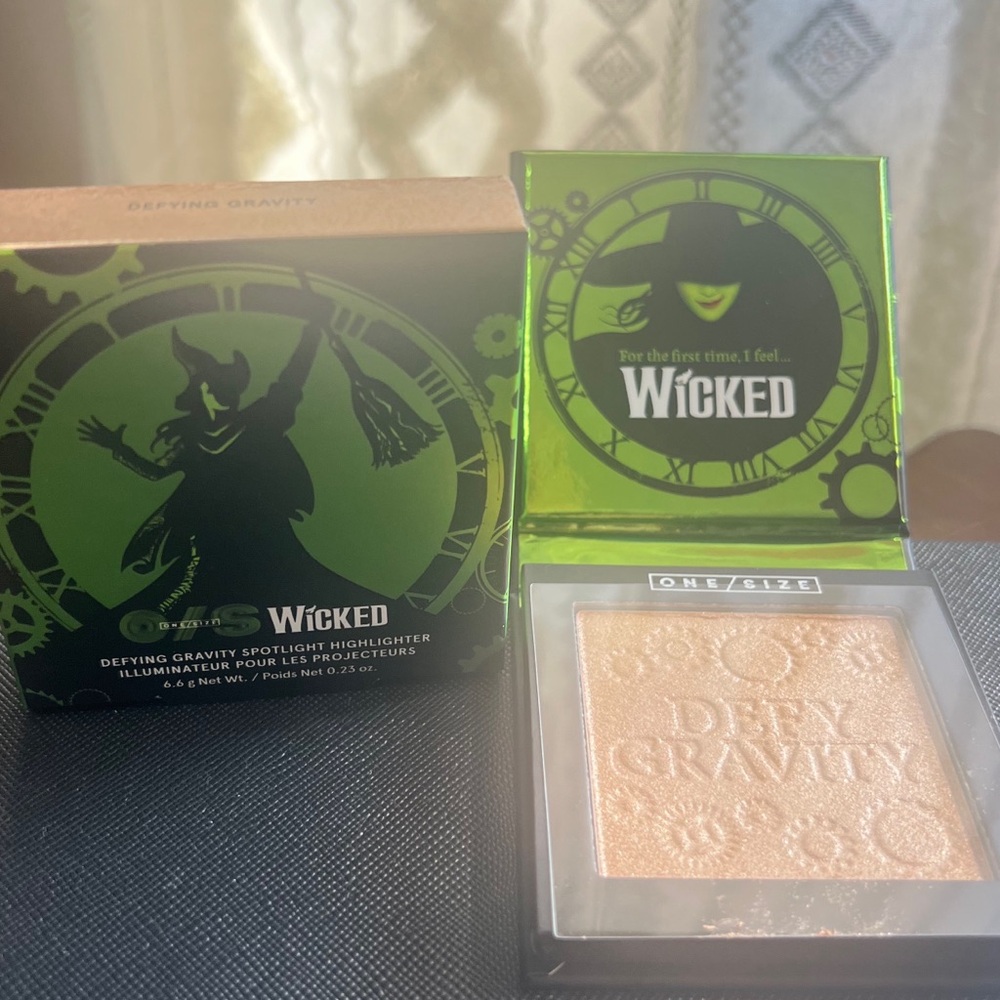 WICKED defying gravity spotlight highlighter. Limited Edition NIB